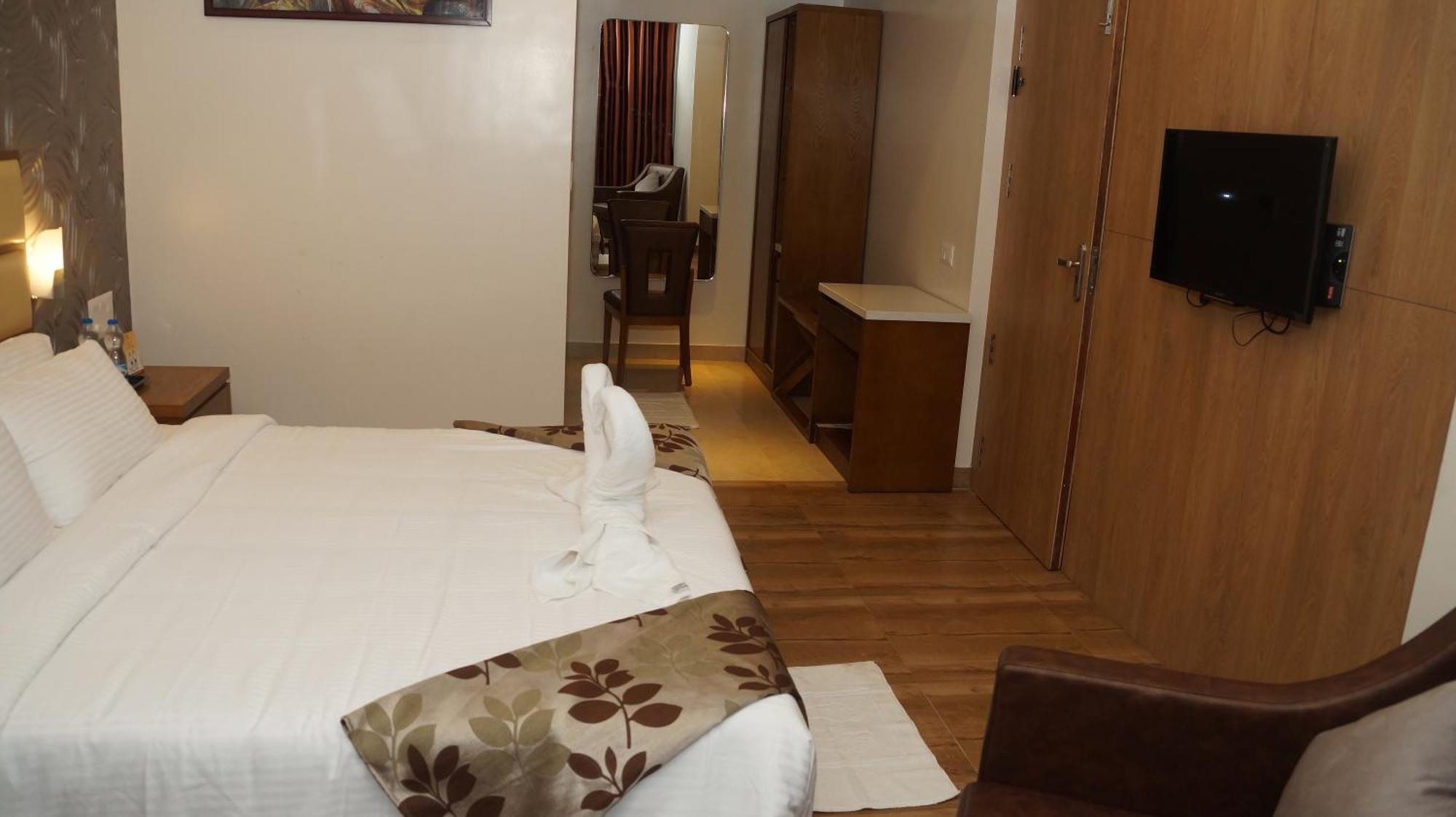 Kani Residency Hotel Тутикорин Экстерьер фото